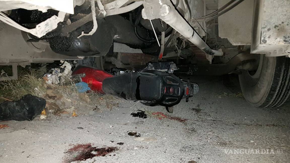Tras chocarlo taxi motociclista de Torreón queda bajo autobús y muere