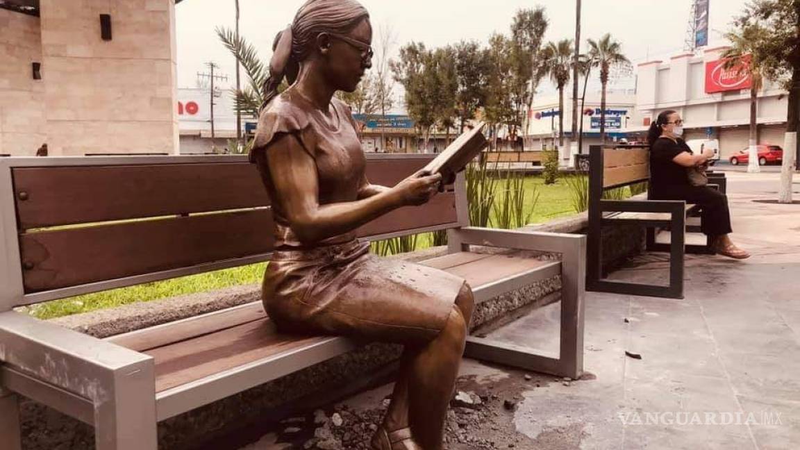 Nada más natural que una estatua de bronce, embellecen plaza principal de Monclova