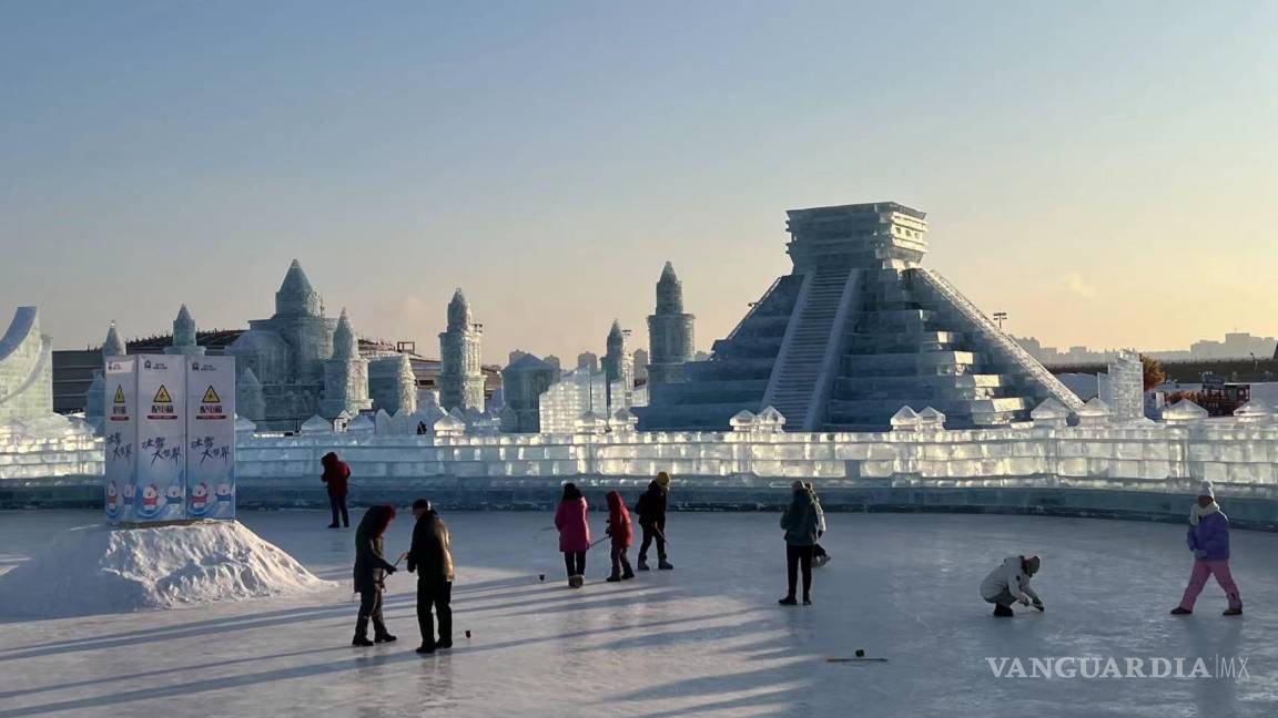 Exhiben una Pirámide de Kukulkán hecha de hielo en China