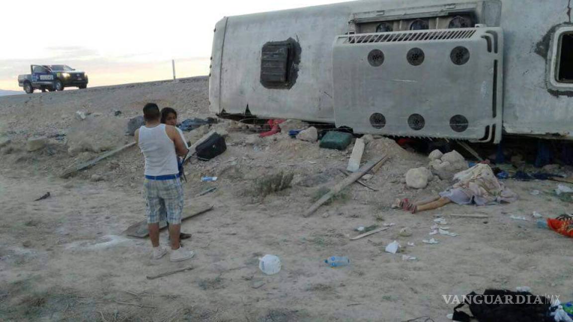 $!Trasladan a Monclova a heridos por volcadura en la que murieron 7 pasajeros