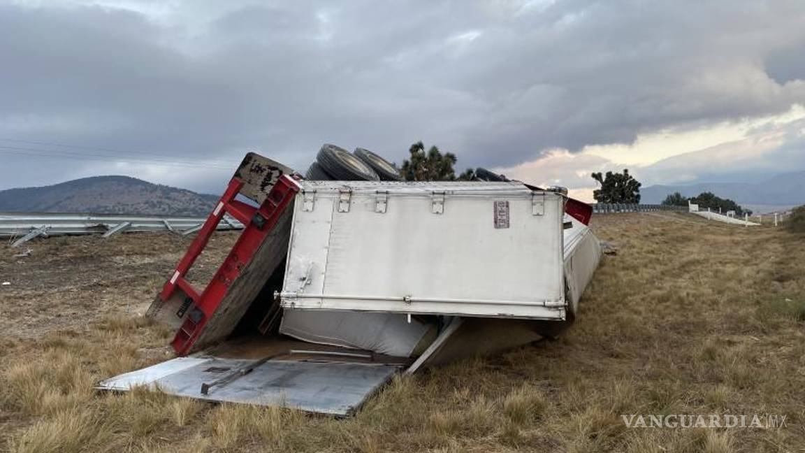 $!Personal de Caminos y Puentes Federales acudió al lugar del accidente para atender la emergencia y coordinar el cierre temporal de un carril.