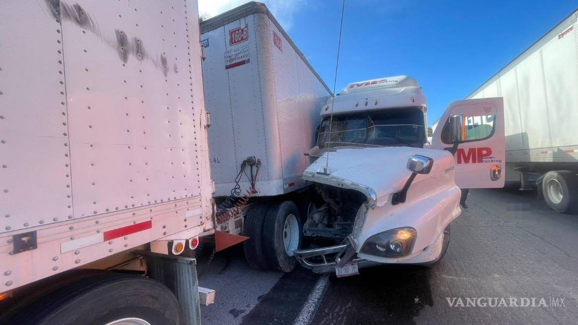 $!Tractocamiones colisionan sin heridos, causando cierre parcial y movilización de autoridades.
