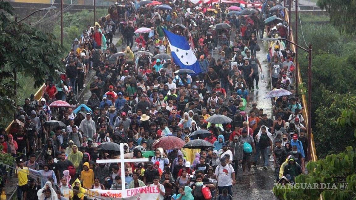 Caravana de migrantes logra acuerdo con gobierno de AMLO de recibir permisos temporales de tránsito
