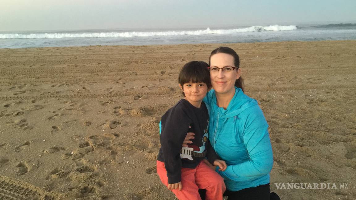 $!Oliver Kei, el 'hijo de la luna': es tan alérgico al sol que debe usar un traje especial todos los días