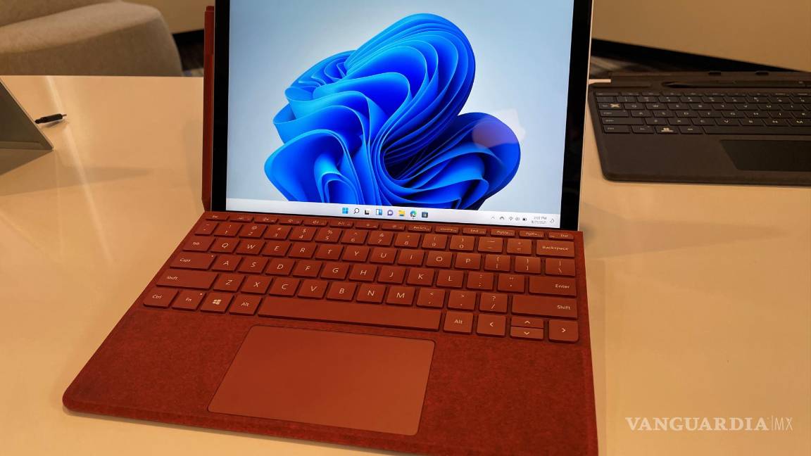 $!Vista de la tableta de Microsoft, mini Surface Go 3, que a un precio de 400 dólares, tiene una pantalla táctil de 10,5 pulgadas, 11 horas de autonomía de la batería y procesador Intel Premium Gold o Intel Core i3. EFE/Marc Arcas