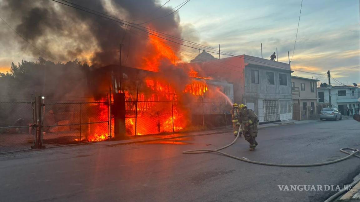 Incendio consume caja de tráiler en la Vista Hermosa, en Saltillo