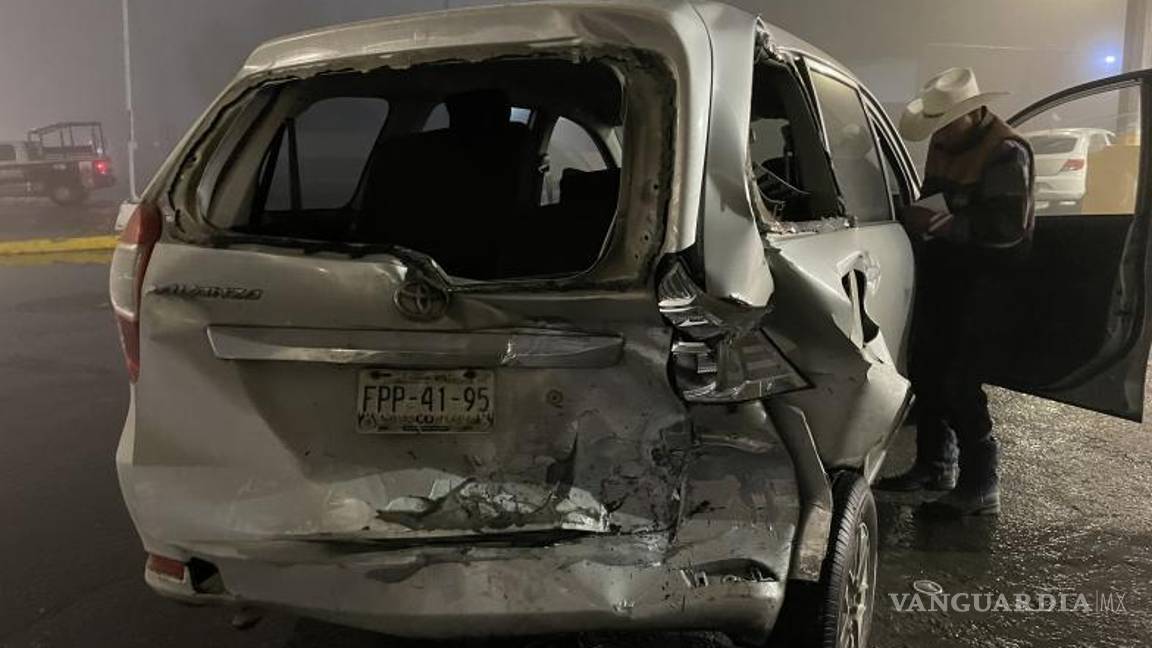 $!Se presume que el conductor de la camioneta Toyota había salido del bulevar Óscar Vélez e ingresado al bulevar Antonio Cárdenas, pero en ese momento el joven conductor, quien presuntamente manejaba a exceso de velocidad, no se percató de su presencia y lo chocó.