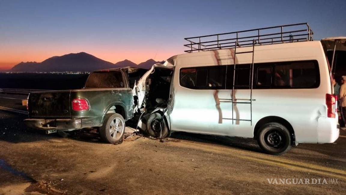 $!La vialidad se vio afectada en ambos sentidos y tuvo que ser cerrada por la Guardia Nacional.