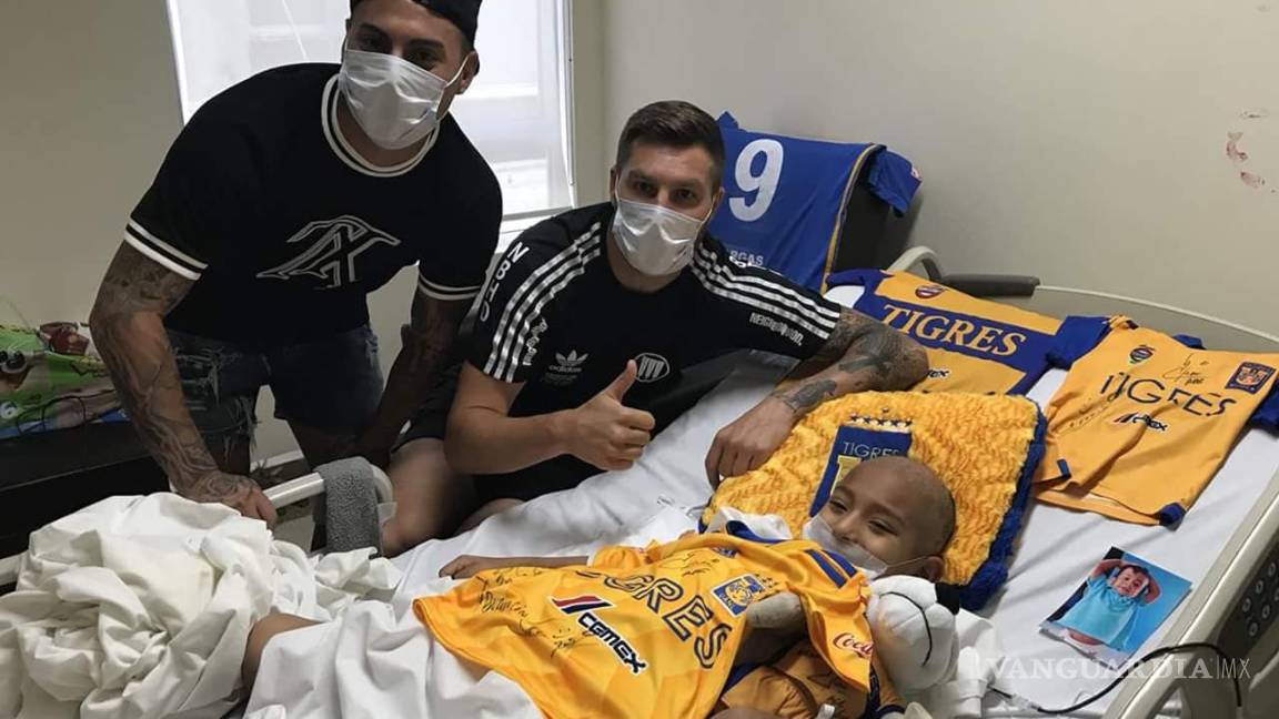 Gignac y Vargas cumplen el sueño de dos niños con cáncer