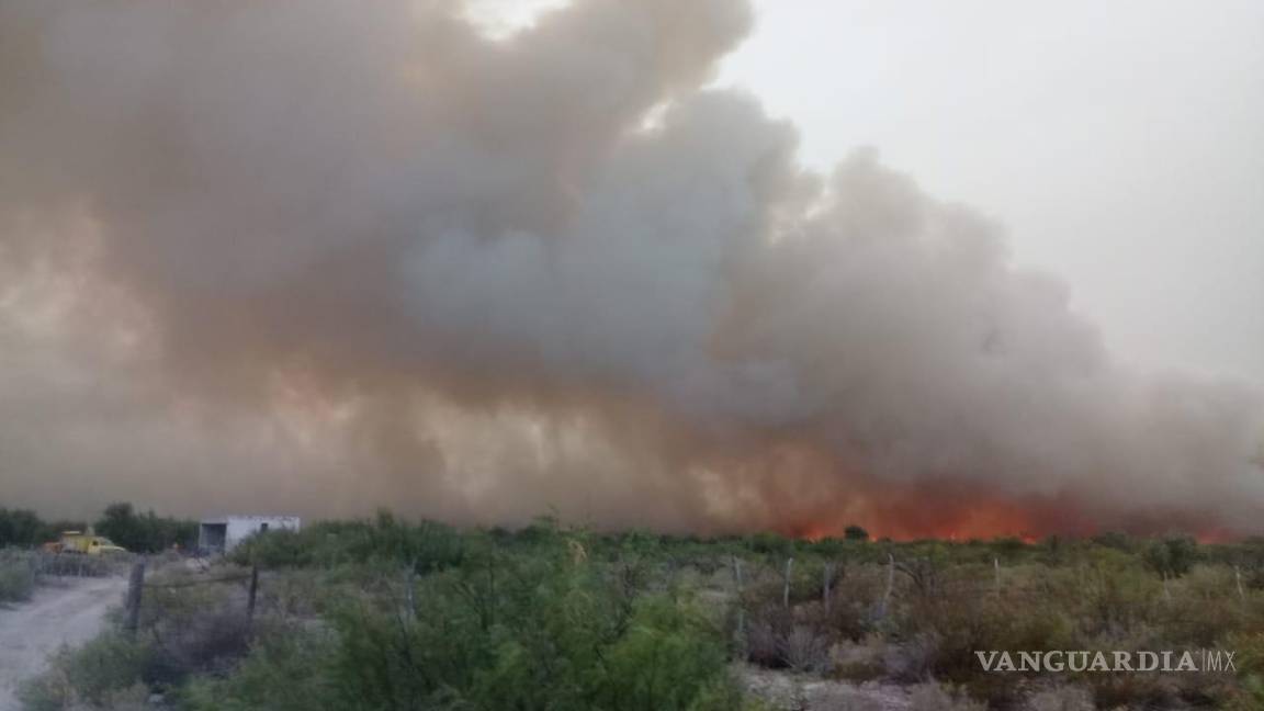 Incontrolable incendio a causa de un rayo en Cuatro Ciénegas, Coahuila