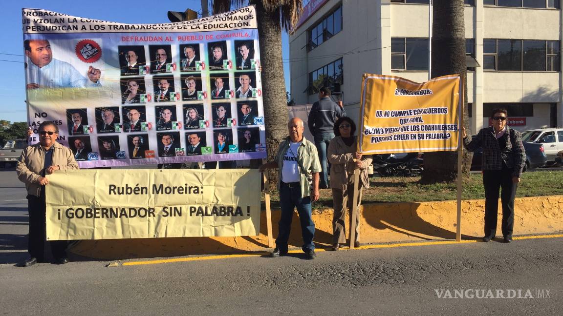 $!Maestros se manifiestan contra Rubén Moreira en su Quinto Informe de Gobierno