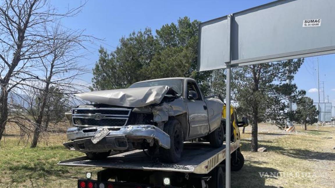 $!Restos de la camioneta Chevrolet Pick Up que terminó destruida tras ser arrastrada más de 400 metros por un tráiler en la carretera a Monterrey.