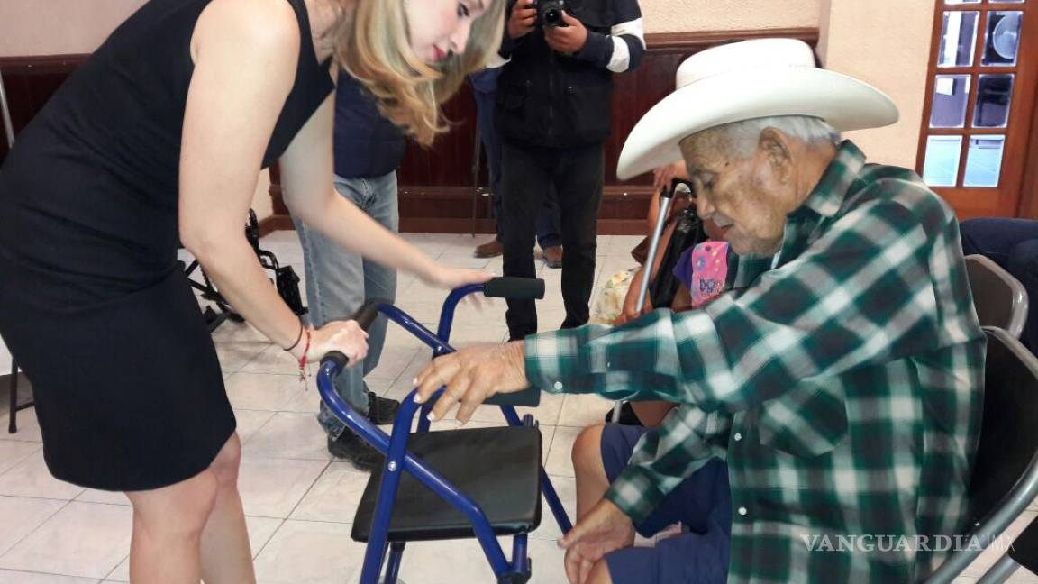 Entrega DIF de Ramos Arizpe aparatos ortopédicos a personas de la tercera edad