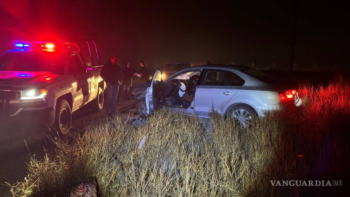 $!Autoridades trabajan para retirar el vehículo accidentado y asegurar la vialidad tras el impacto en Saltillo.