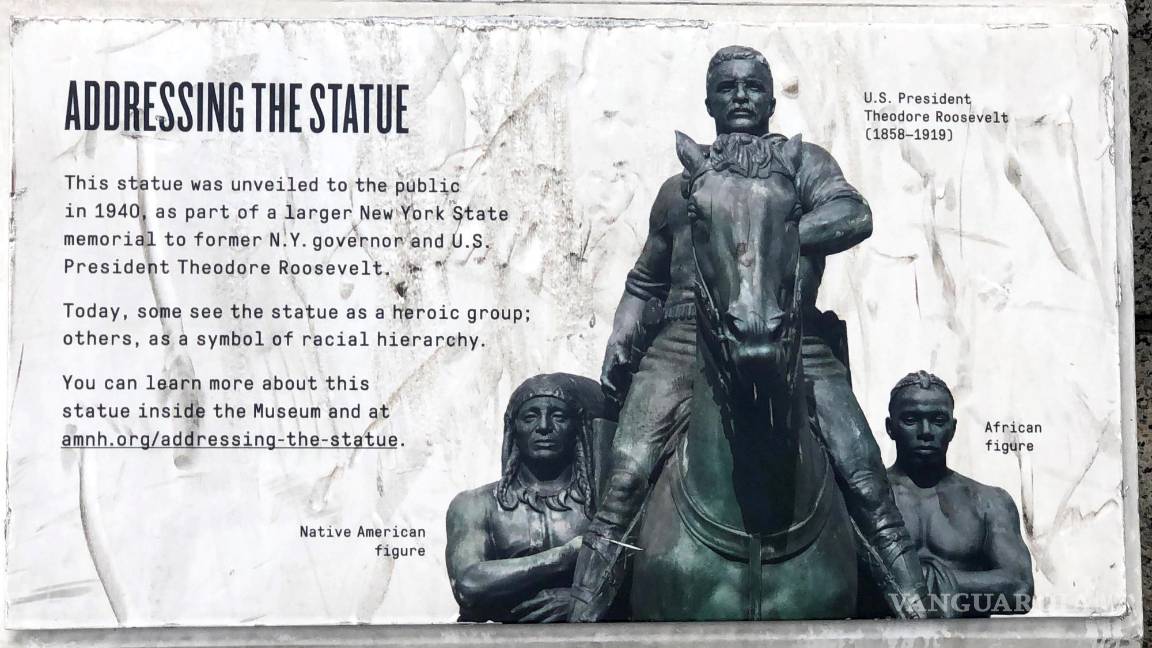 $!“Unos ven un grupo heroico; otros, un símbolo de jerarquía racial”, dicta la placa puesta en protesta de corrección política.