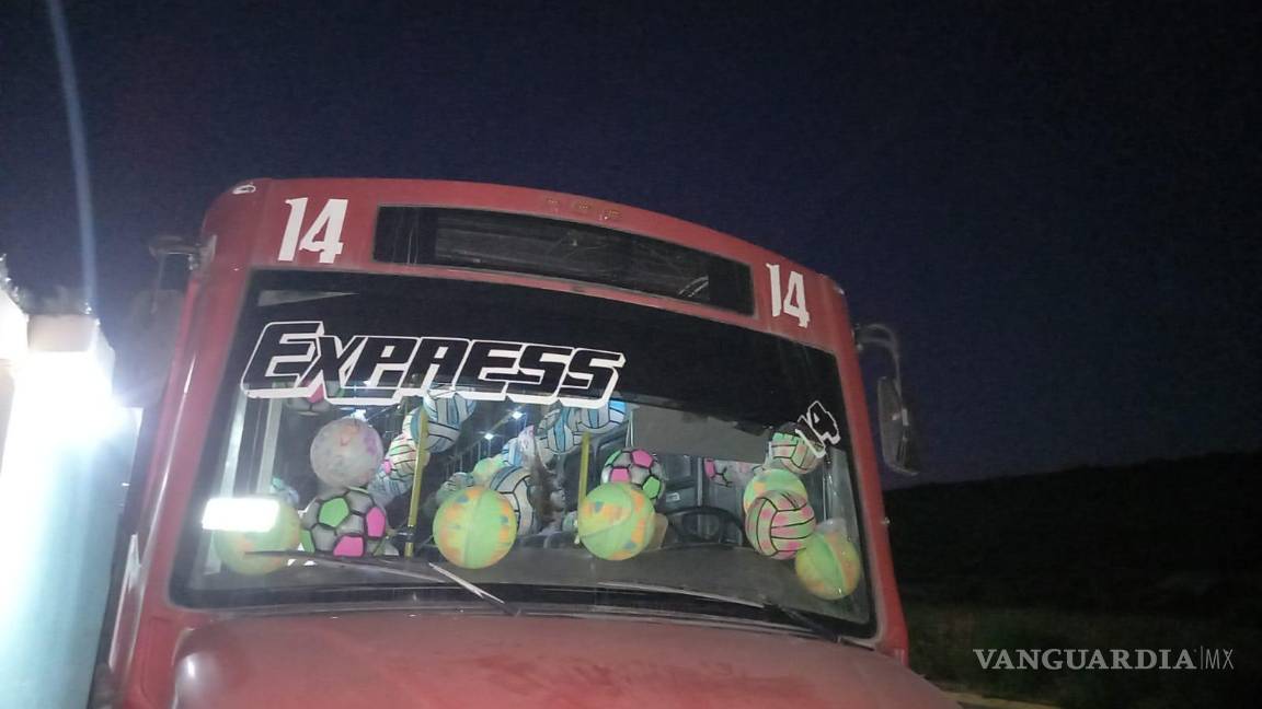 $!Irving transformó su autobús en un mágico refugio para la alegría de los niños.