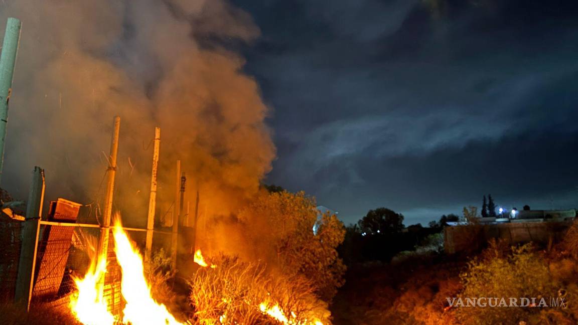 $!La rápida intervención de cuerpos de emergencia evitó que las llamas alcanzaran un negocio cercano en la colonia Herradura.