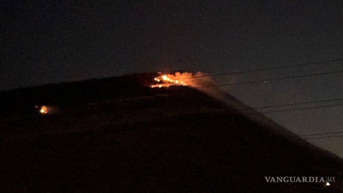 $!Las llamas avanzaron hasta la cima del cerro, donde los bomberos no pudieron acceder con maquinaria.