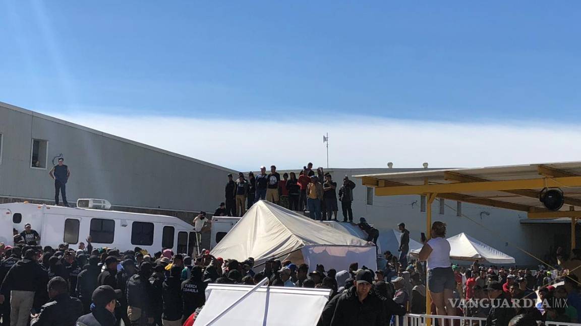 $!Caos en frontera de Coahuila desalojan a miembros de Derechos Humanos temporalmente de albergue migrante; rompen cerco