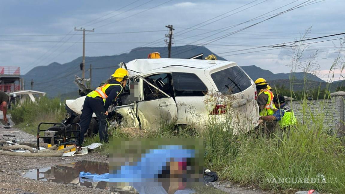 $!Una de las víctimas fue proyectada fuera del vehículo y quedó tendida sobre la carpeta asfáltica.