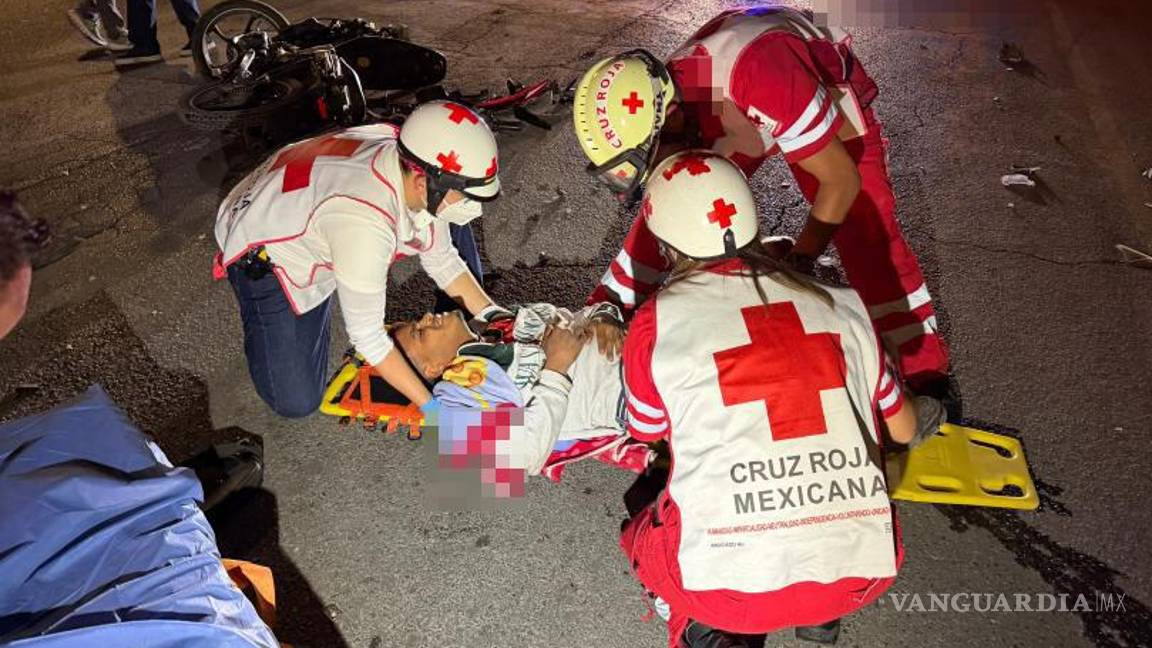 $!Paramédicos de Cruz Roja brindaron atención al lesionado antes de trasladarlo al Hospital General.