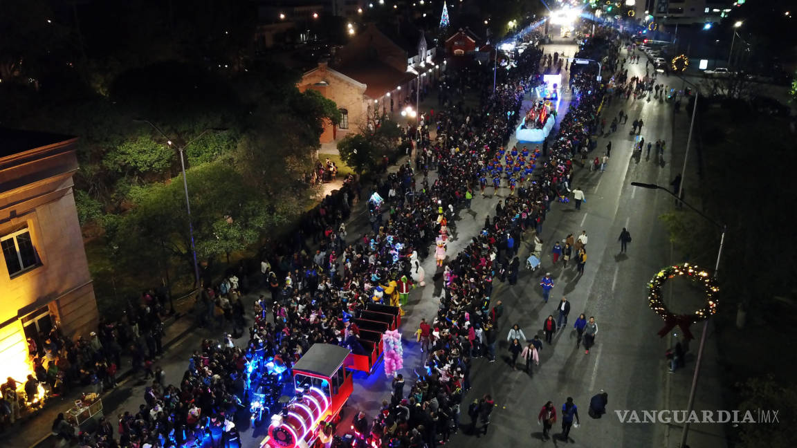 Miles disfrutan de luz y magia en tradicional desfile navideño en Saltillo