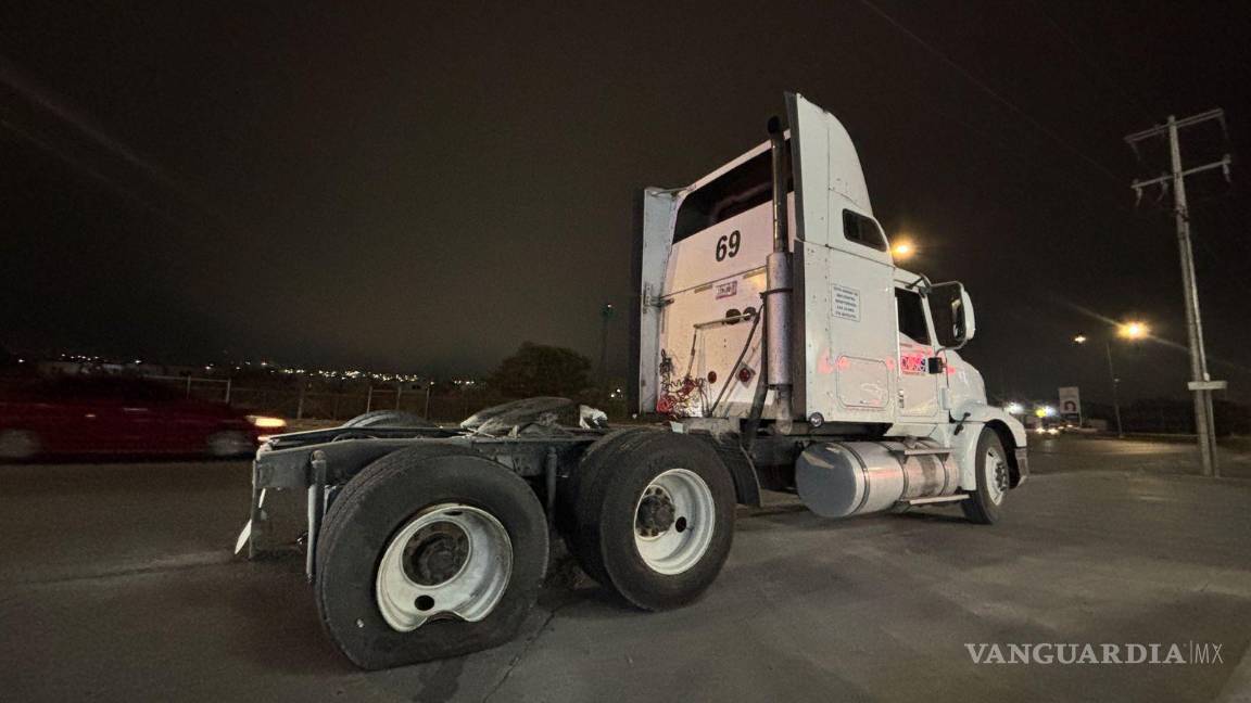 $!El tráiler sufrió daños menores en una de sus llantas, mientras que la camioneta fue declarada pérdida total.