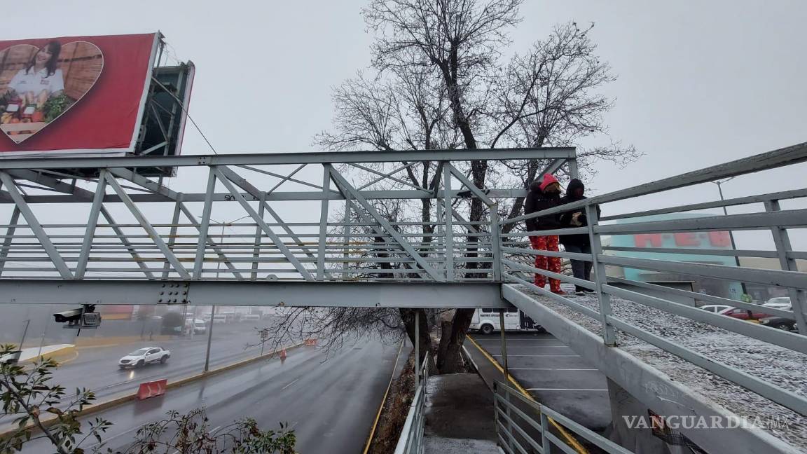 $!Los puente peatonales son un riesgo para los transeúntes a causa del hielo.