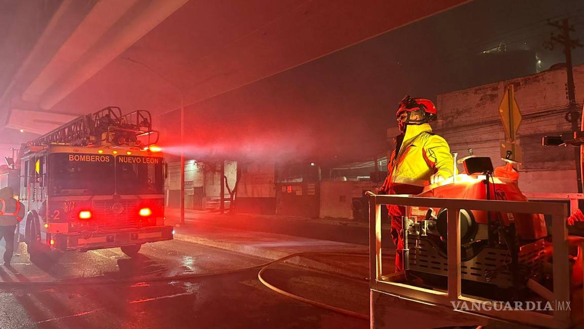 Incendio afecta tres bodegas en Monterrey, Nuevo León