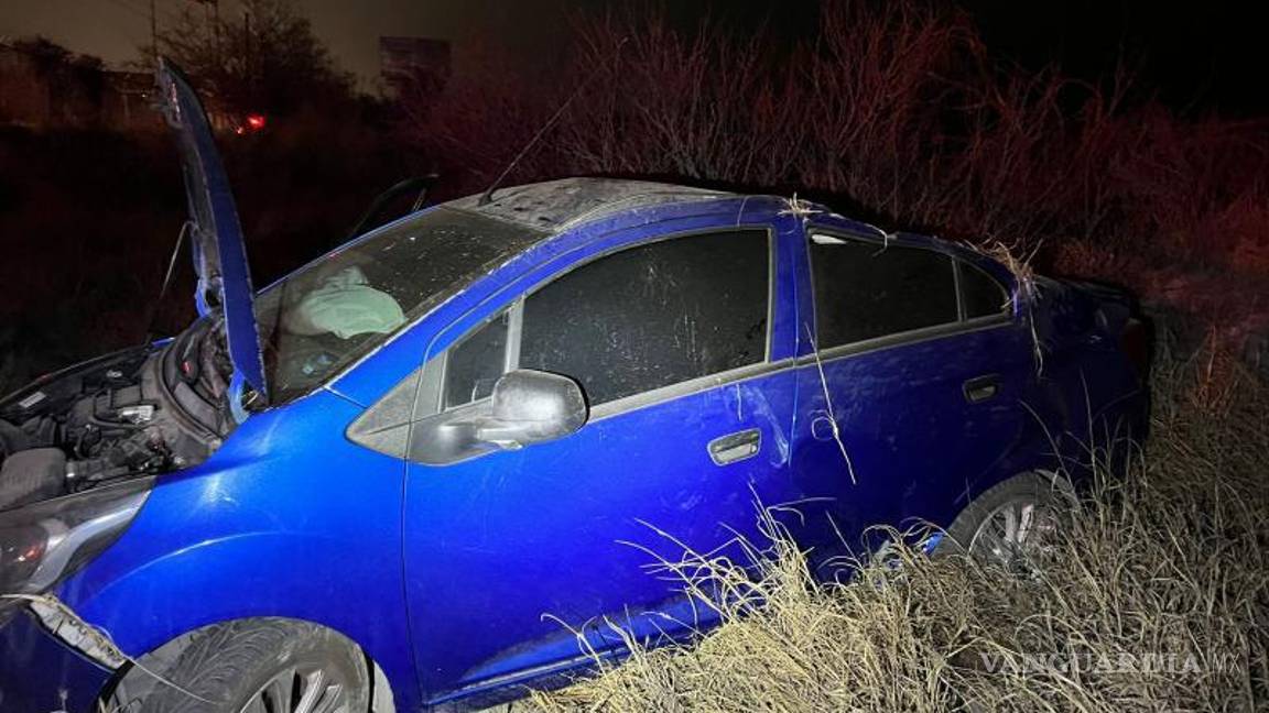 $!A pesar de la magnitud del choque, la pareja que viajaba en el automóvil se negó a ser trasladada a una clínica.