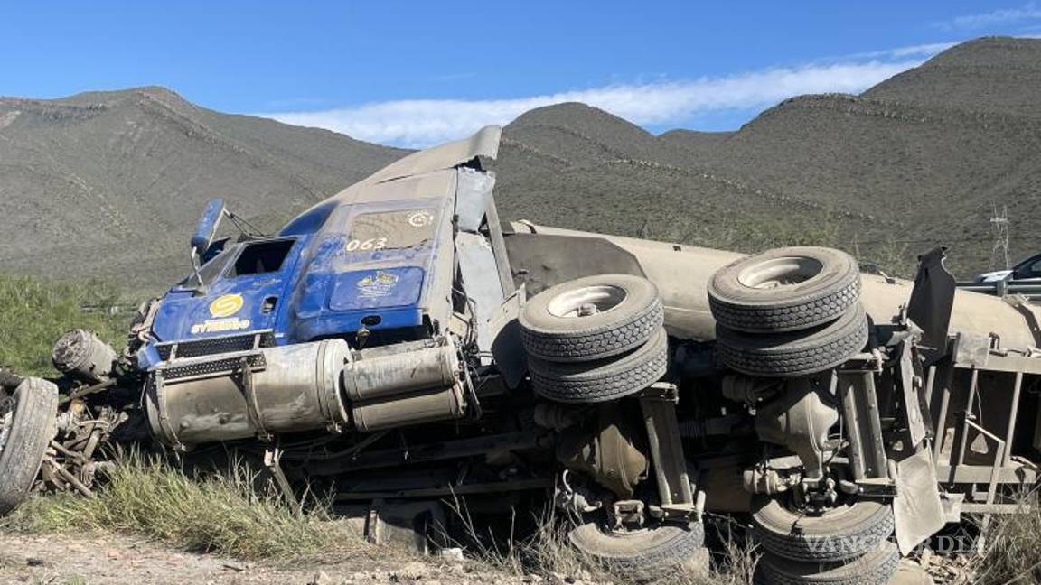 $!La cabina del tráiler quedó volcada sobre terracería tras impactar estructuras metálicas a un costado de la carretera.