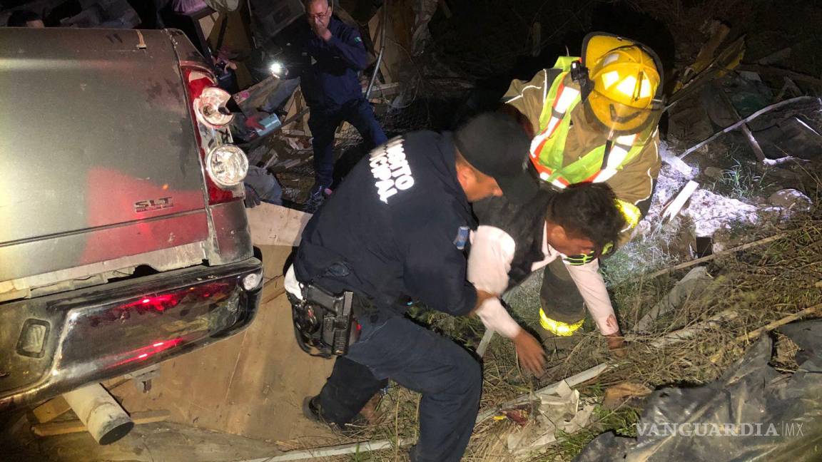 Saltillo: ebrio conductor destruye tejabán y termina en un arroyo; ocupantes de la humilde vivienda resultaron ilesos