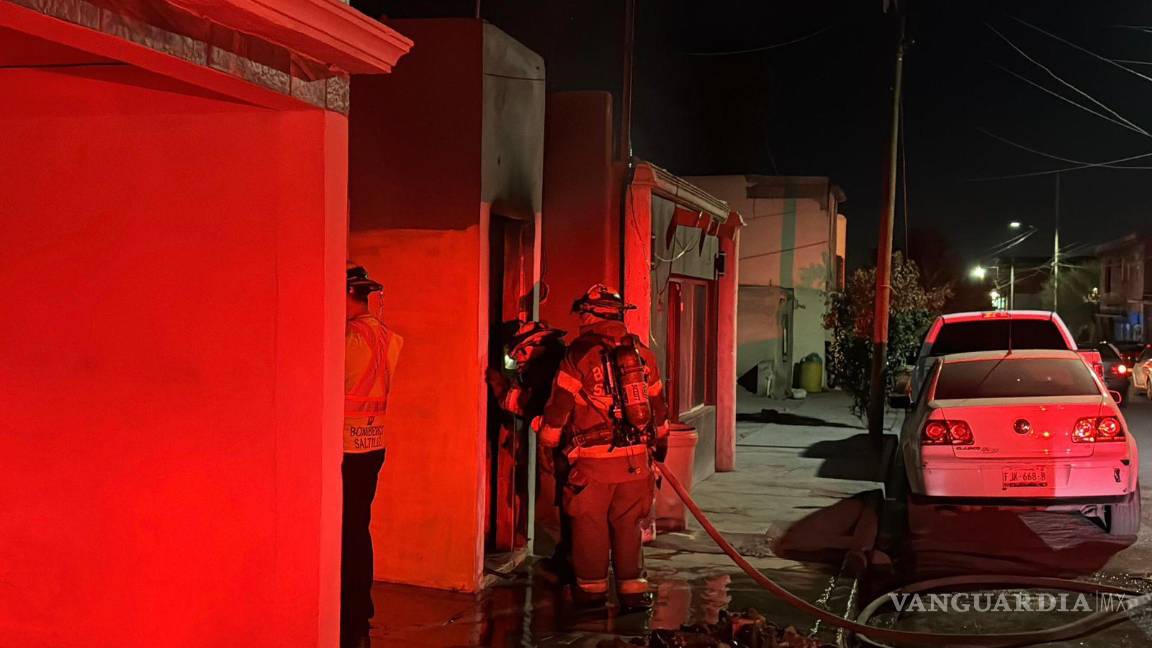 $!La casa sufrió daños irreparables debido al fuego provocado por un corto circuito.