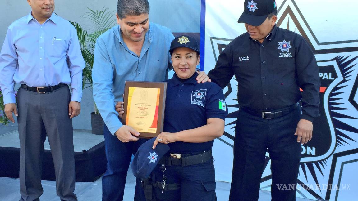 $!Alcalde de Torreón entrega reconocimientos al “policía del mes”