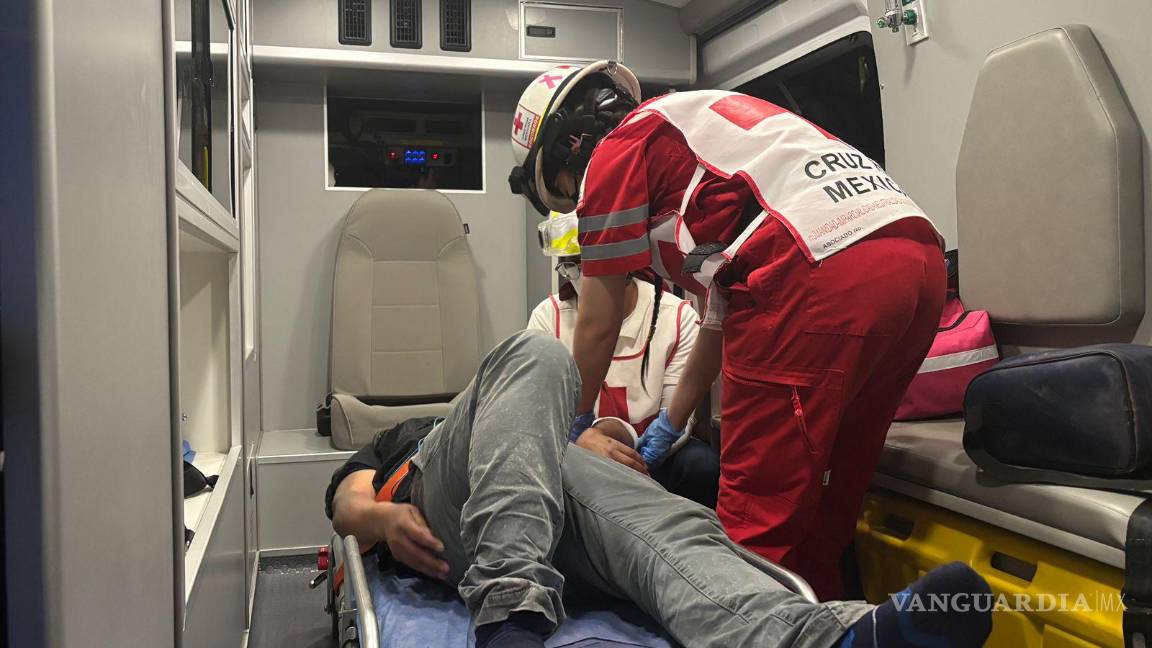 $!Paramédicos de la Cruz Roja atendieron a la mujer lesionada tras el atropello en el bulevar Isidro López Zertuche.