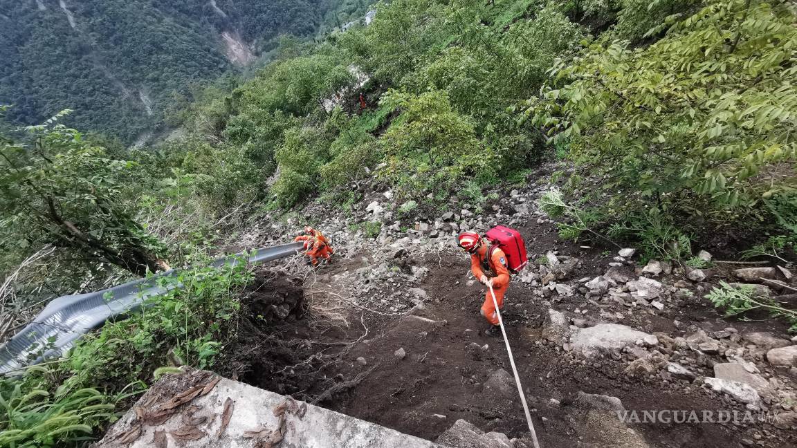 $!Los rescatistas buscan a los heridos tras el terremoto en el condado de Luding, prefectura de Ganzi, provincia de Sichuan, China.