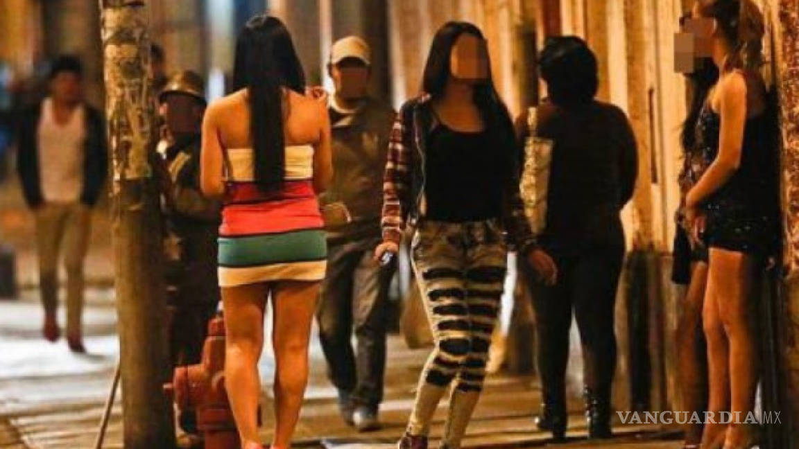 Sexoservidoras de la CDMX 'trabajan' en plena calle, moteles cerraron