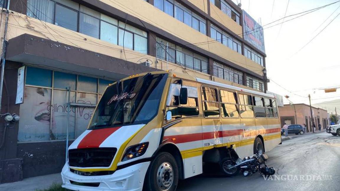 $!Paramédicos de la Cruz Roja atendieron de emergencia al joven motociclista.