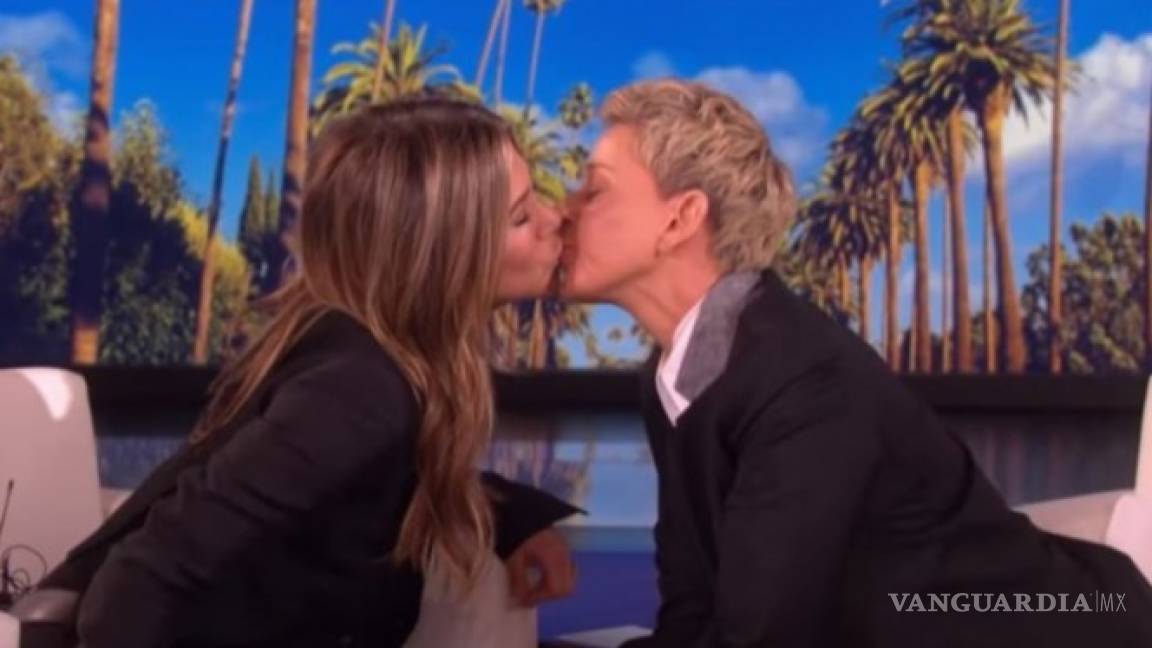 Ellen DeGeneres besa a Jennifer Aniston durante entrevista