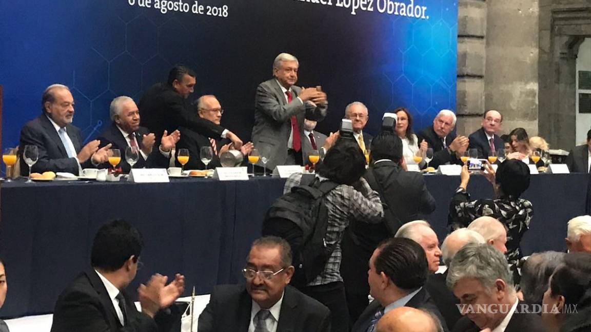 Pide López Obrador a ingenieros analizar 3 opciones para el NAICM
