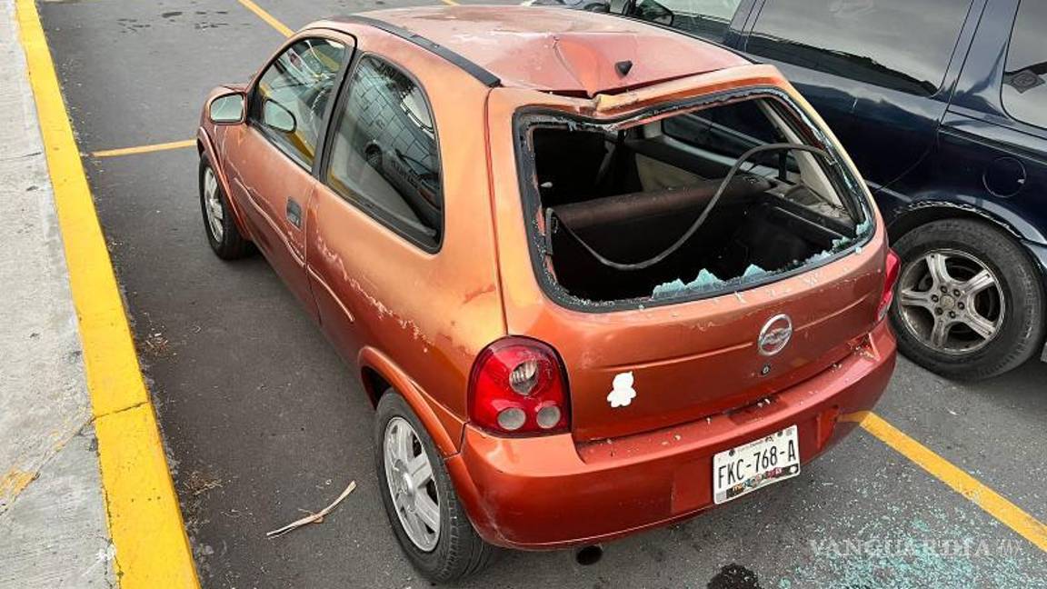 $!Un vehículo Chevy fue “la primera víctima” del incidente ocurrido en el bulevar Nzario S. Ortiz Garza.