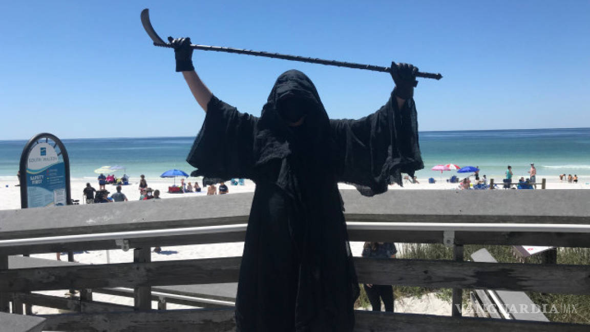 Aparece 'la muerte' en playa de Estados Unidos, para advertir a turistas