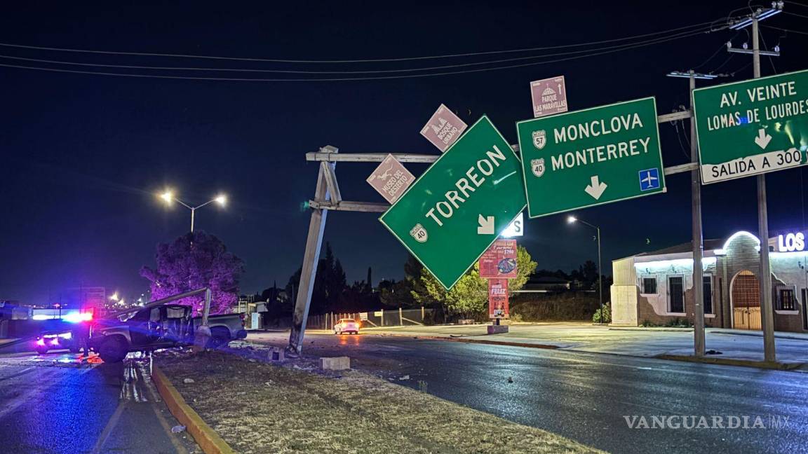 $!La base del señalamiento bandera colapsó sobre el carril izquierdo, afectando la circulación en el bulevar Emilio Arizpe de la Maza.