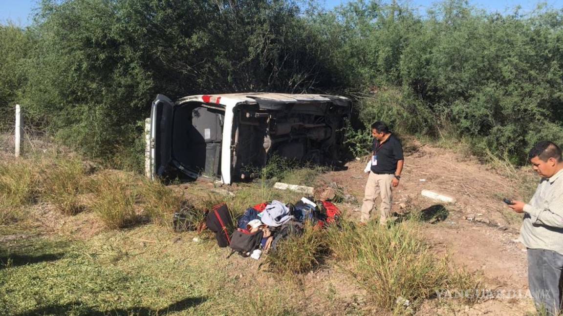 Camioneta de reporteros que cubren gira de AMLO en Sonora sufre volcadura; reportan 2 lesionados