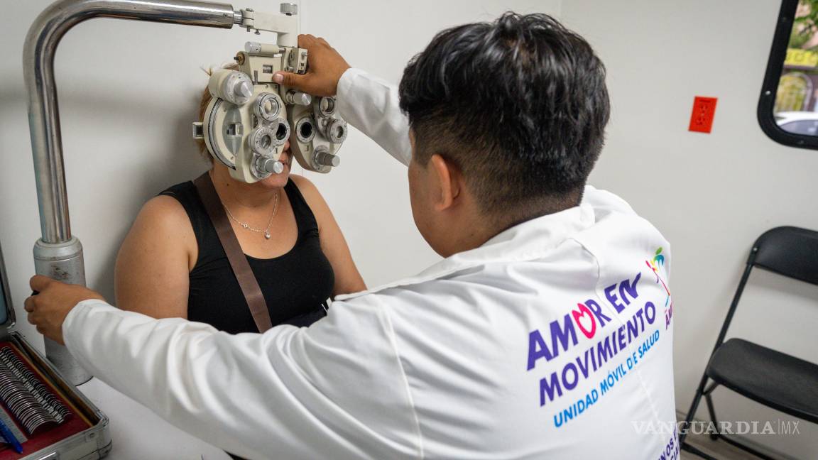 $!Niños y adultos reciben lentes gratuitos tras un examen de la vista, como parte del esfuerzo integral del programa por mejorar la salud visual.
