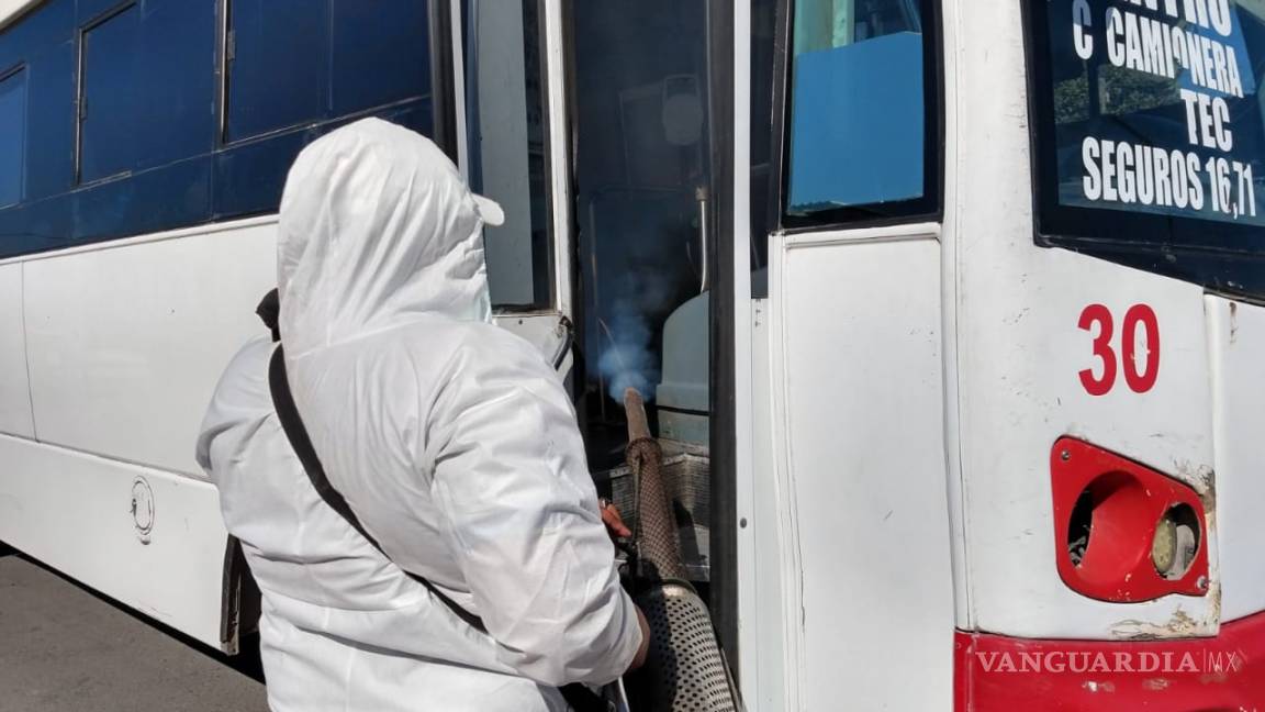 Sanitizan en Torreón camiones urbanos para prevenir el COVID-19