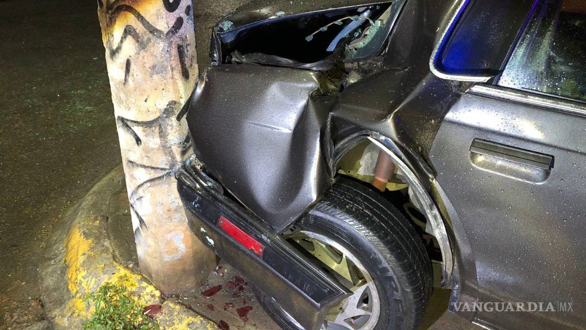 $!El vehículo Chevrolet colisionó contra un poste de concreto en una calle de la colonia Nueva Jerusalén durante la madrugada.