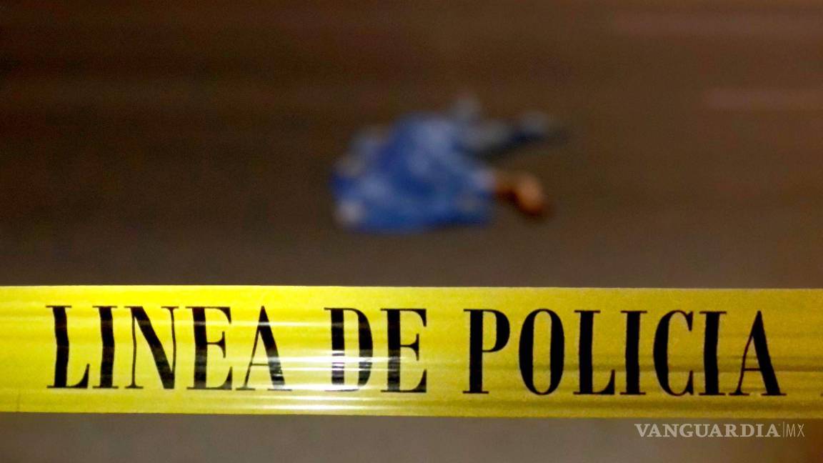 $!Elementos de Tránsito Municipal acudieron al lugar para cerrar la vialidad y esperar a los paramédicos.