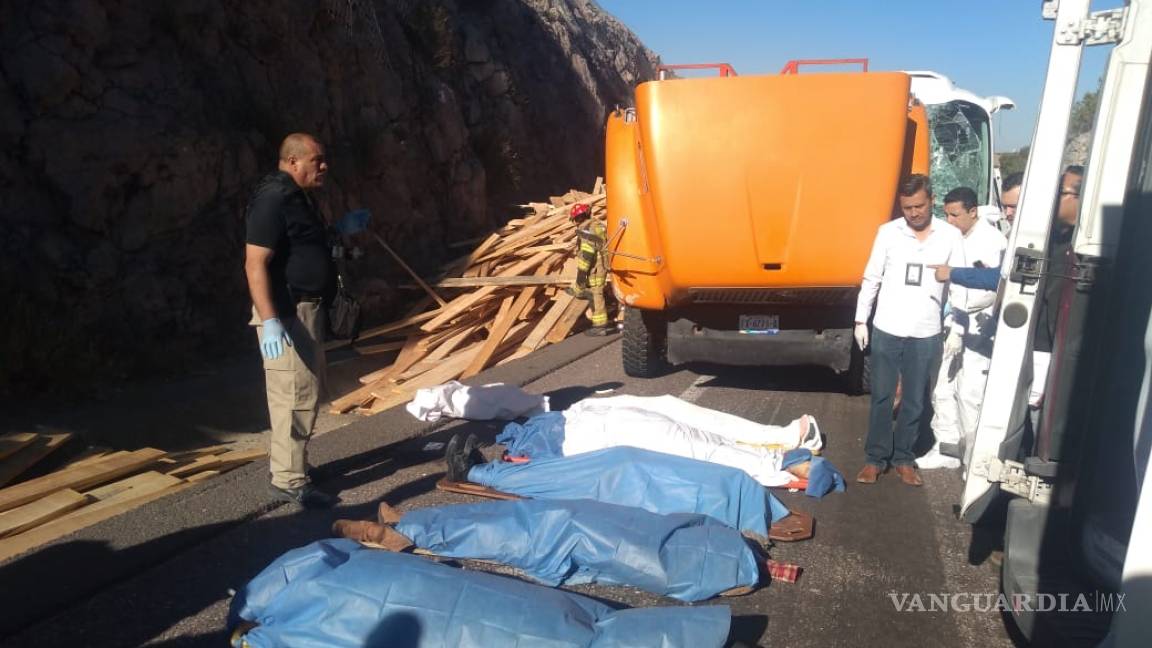 Seis muertos y 21 lesionados en choque de autobús y camión en la carretera Durango - Mazatlán