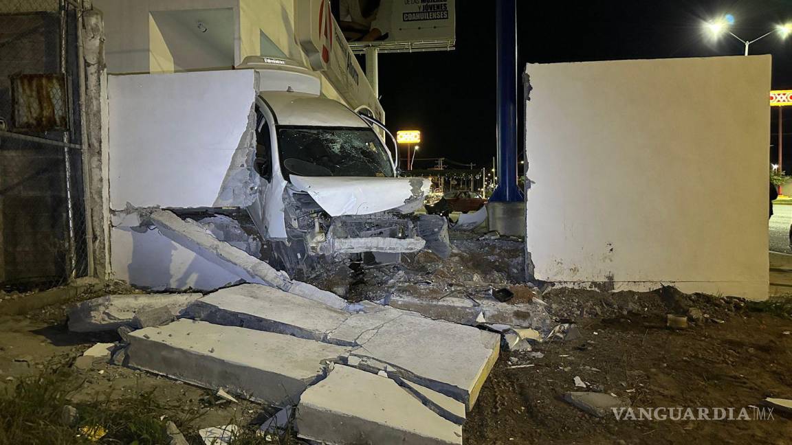 Cinco jóvenes enfiestados terminan con su auto incrustado en un muro, al sur de Saltillo